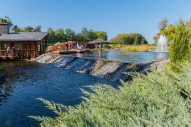 Bir ısmarlayarak iki küçük göl içine bir araya getirir bir dekoratif şelale