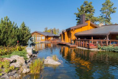 Doğrudan su üzerinde yer alan terasların ahşap evler. Rahatlamak için harika bir yer