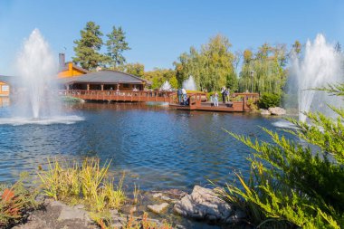 Serin mavi suları, çeşmeler, yeşillik, insanlar için güzel bir manzara