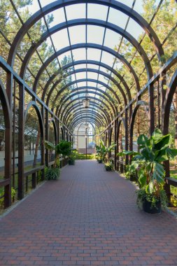 Kırmızı yol aydınlatma için fener ile ahşap kemerler sokak altında