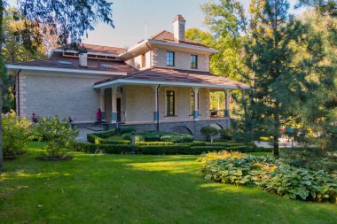 yeşil çim bakımlı bahçenizi yakınındaki şık bir ev ile