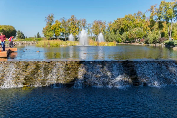 Vattenfall i en sjö med ankor på en bakgrund av fontäner — Stockfoto
