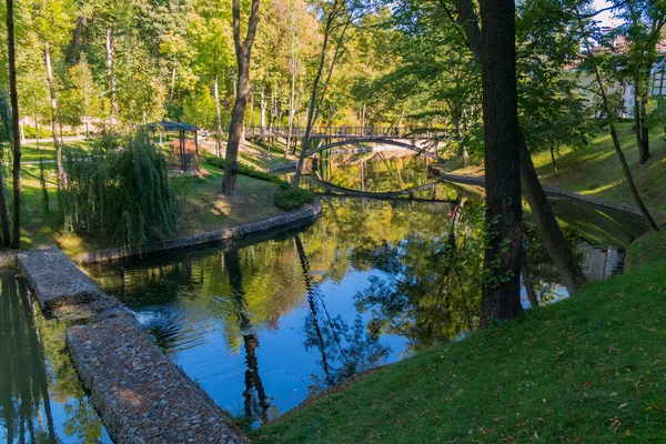 Parque zona de paseo con hermosos puentes decorativos a través de un estanque transparente —  Fotos de Stock