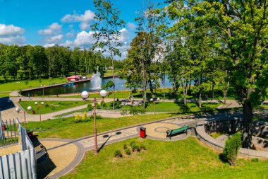 Şehir Park yeşil çimenler arasında taş yollar göle bir çeşme ile yakın: