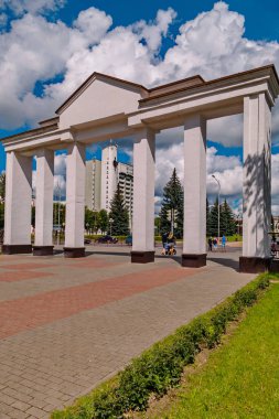 Altı kare beyaz renk sütunlarla arch. Geçiş için belgili tanımlık kazanan
