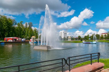 Bir göl ile yüksek bir çeşme bir mavi gökyüzü arka plan üzerinde yelken bir tekne. Kent sakinlerinin geri kalanı için bir yer