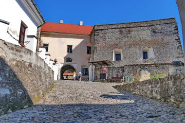 gri kaldırım taşı döşeli ve uzak gelecek turist döşeli yol