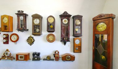 Müze sergi ile bir çok farklı ahşap saat duvara