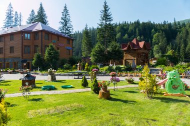 Dekoratif süs eşyaları ve otel kompleksinin binanın zemin karşı düzgün kesilmiş yeşil çim ile park alanı
