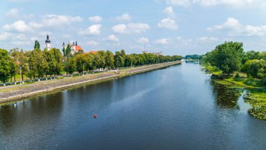 yavaş güzel nehir bankalar ve ağaçların arasında çalışan