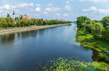 Bir tapınak siyah kubbe ile geçmiş yürüyüş bankalar sarma ile temiz ve derin bir dere