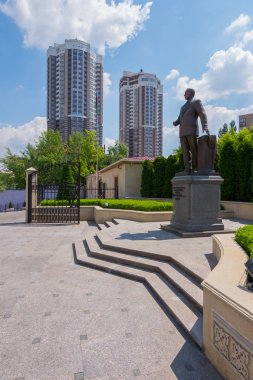 Haydar Aliyev anıt yüksek modern evlerin arka planı güzel bir Meydanı