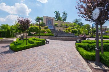 bir tuğla duvar bakımlı bir parkta güzel süsleme