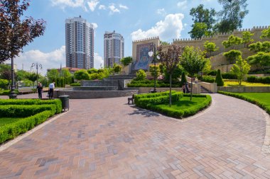 Büyük bir merkez Çeşme ve yüksek katlı binaların arka plan üzerinde tarihi bir duvar ile güzel bir kare