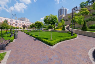 parkta bir banka üzerinden bulutlar gökyüzünde güzel bir yüksek katlı ev çatısı isabet yüzen görüntülemek