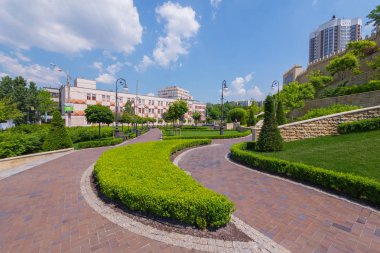 Küçük bulvarları iç içe geçmiş aralarındaki yeşil çimler uzuyor