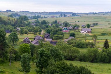 Küçük bir köy Yeşil Doğal yamaçlarında yalan