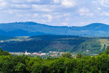 yüksek woodland Karpat Dağları vadisinde dağlık bir kasaba yaymak