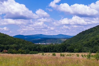Güzel evler ve yeşil dağların eteklerinde bir kilise ile küçük bir kırsal köy