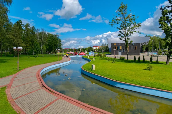 Pitoresk bir uzun su birikintisi yakın yeşil park bölgesinde yürüyüş yolları — Stok fotoğraf