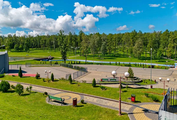 Πάρκο με παγκάκια και παίζουν περιοχή, πράσινο γρασίδι. Με τα πόδια στον ήλιο, ζεστό — Φωτογραφία Αρχείου