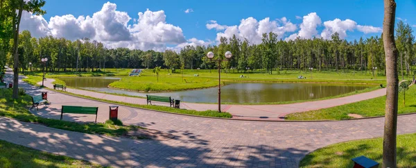 Dekoracyjne małe jezioro z wyspą na nim na tle zielonego parku strefy — Zdjęcie stockowe