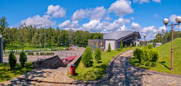 Green, open park recreation areas, where everyone can go and enjoy the spring — Stock Photo, Image