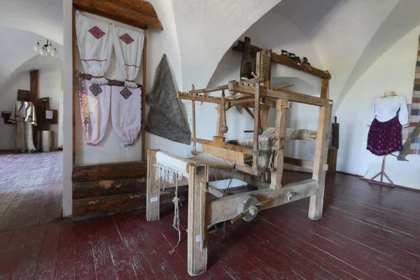 Pameran museum alat tenun tradisional Ukraina dengan latar belakang pakaian dan barang-barang rumah tangga — Stok Foto