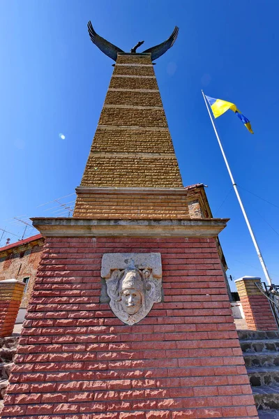 Una torre alta con un águila en la terraza de observación del castillo de Palanque. Mukachevo Ucrania — Foto de Stock