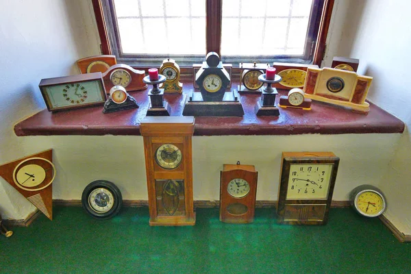 Jam tangan kuno dari berbagai bentuk dan panggilan. Dibuat terutama dalam kasus kayu rastavlennye untuk dilihat di jendela dan lantai museum . — Stok Foto