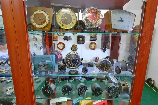 Ncient a háta mögött az üveg, a Múzeum tárcsázza. Összegyűjtött különböző mechanizmusok watchs sebességmérőre. — Stock Fotó