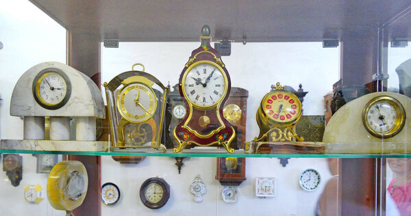 Красивые старинные часы в элегантных витринах. Элегантность, которая не зависит от времени
.