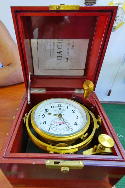 Antico orologio di grandi dimensioni antico con quadrante bianco in scatola di legno decorativo — Foto Stock