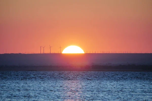 Mar azul sem fim no fundo de um pitoresco pôr-do-sol rosa — Fotografia de Stock