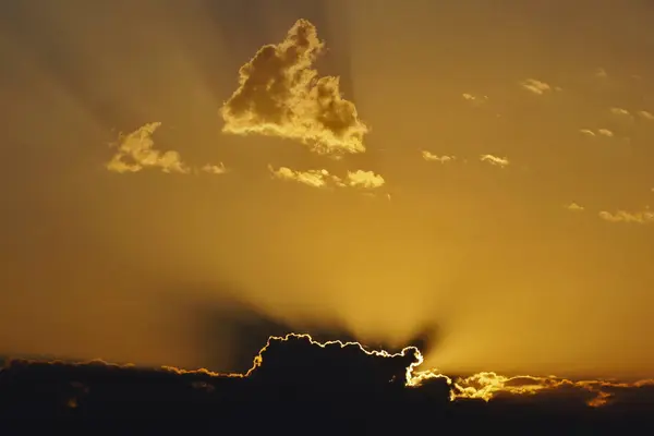 Uma visão inesquecível. Luta de nuvens negras e raios de sol dourados. O jogo da luz e da sombra — Fotografia de Stock