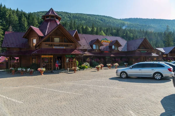 Restoran duran Dağı'nın eteklerinde güzel bir manzara önünde platformda makineleri