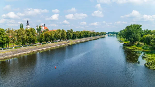 yavaş güzel nehir bankalar ve ağaçların arasında çalışan