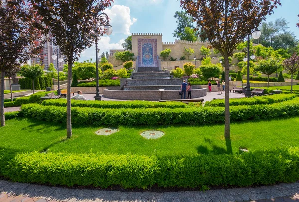 Uma cascata de fontes perto da parede com um mosaico na bela praça verde de Heydar Aliyev. Kiev. Ucrânia — Fotografia de Stock