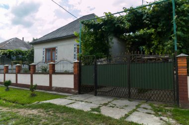 tipik bir ev avlu üzerinde bir üzüm Ukrayna TransKarpatya Köyü