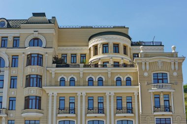 Yüksek, muhteşem bir modern binanın şişkin balkonlu ve siyah tavan