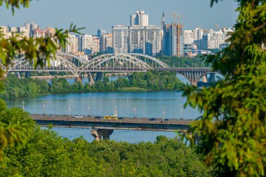 Geniş bir dnepr ve büyük bir köprü üzerinde otomobil seyahat