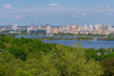 alan nehir kıyısında büyük metropol yüksek katlı binaların uyku