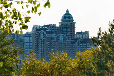 modern gökdelenler ile konut bloğu üzerindeki yeşil yeşillik ağaçların arkasından güzel manzara