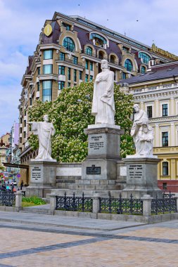 Prenses Olga anıt Kiev beyaz çiçek açan kestane arka plan üzerinde