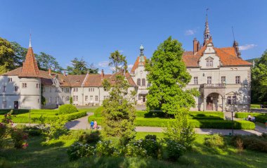 Park alanı üzerinden gezinme insanlar döşenmiş bir çatı ile antik kale girişine yakın: