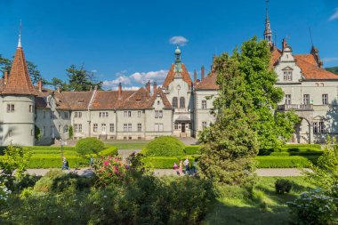 Güzel bir park yeşil bir tasarımcı çim, çalılar tsvetov ve ağaçları ile avluda balkonlar ile iki kanatlı bir antik Emlak.