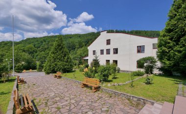 dağların güzel manzaralı bir bankta bir rekreasyon alanı