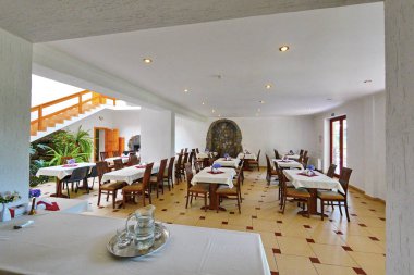 Yemek odası, Ahşap sandalyeler ile bina temiz tablolar ve beyaz masa örtüsü onlara