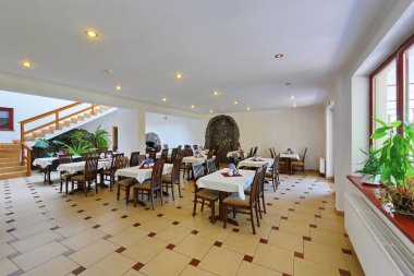 Şık oda tablolar ile kaplı beyaz masa örtüsü güzel bir otelde modern yenileme ile iç.