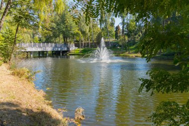 Nehri parkta ağaç plantasyonları Köprüsü yakınlarında geniş Çeşme